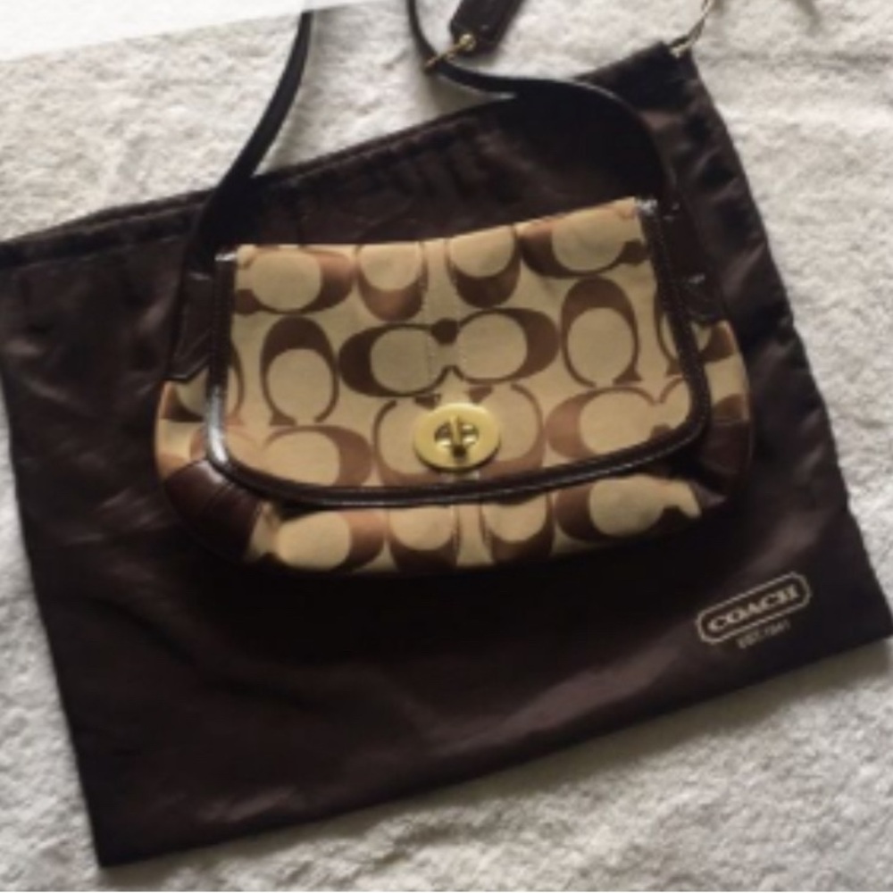 Coach K0794-11602 Signature Classic
Shoulder Bag - Tan & Brown